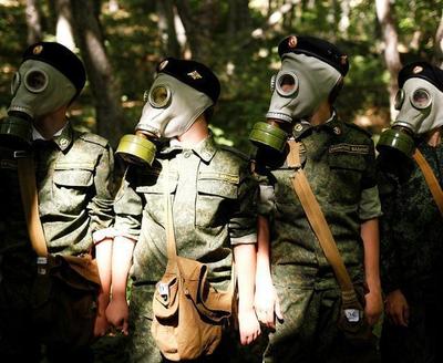 戰(zhàn)斗民族不是被空喊出來的，俄羅斯少年軍校為戰(zhàn)爭做準(zhǔn)備